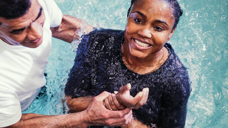 Una joven bautizándose.