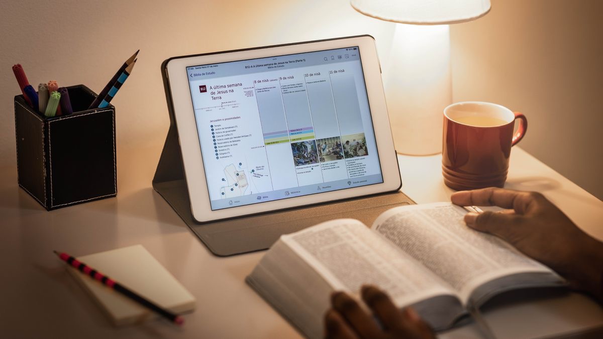La hermana joven complementa su lectura de la Biblia con la información que aparece en la tabla del apéndice B12 de la “Traducción del Nuevo Mundo”, titulado “La última semana de Jesús en la tierra”.