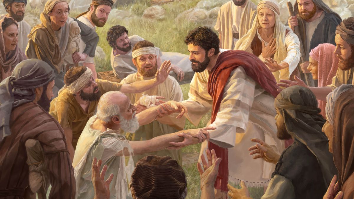 Jesús rodeado de personas que le suplican que las cure. Con mucha compasión, se acerca a un enfermo muy mayor y lo agarra de los brazos.