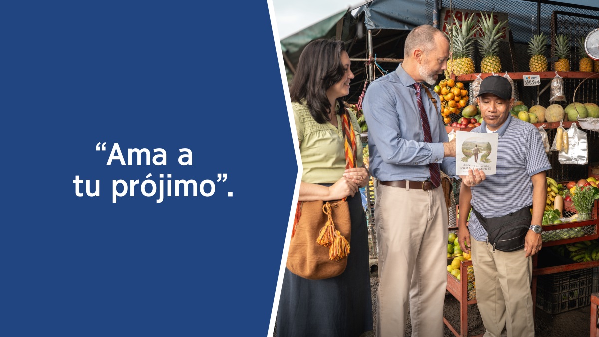 Serie de imágenes: 1. Un recuadro de texto cita estas palabras: “Ama a tu prójimo”. 2. Un matrimonio le está predicando a un hombre de otra raza en un mercado y le muestra el folleto “Disfrute de la vida”.