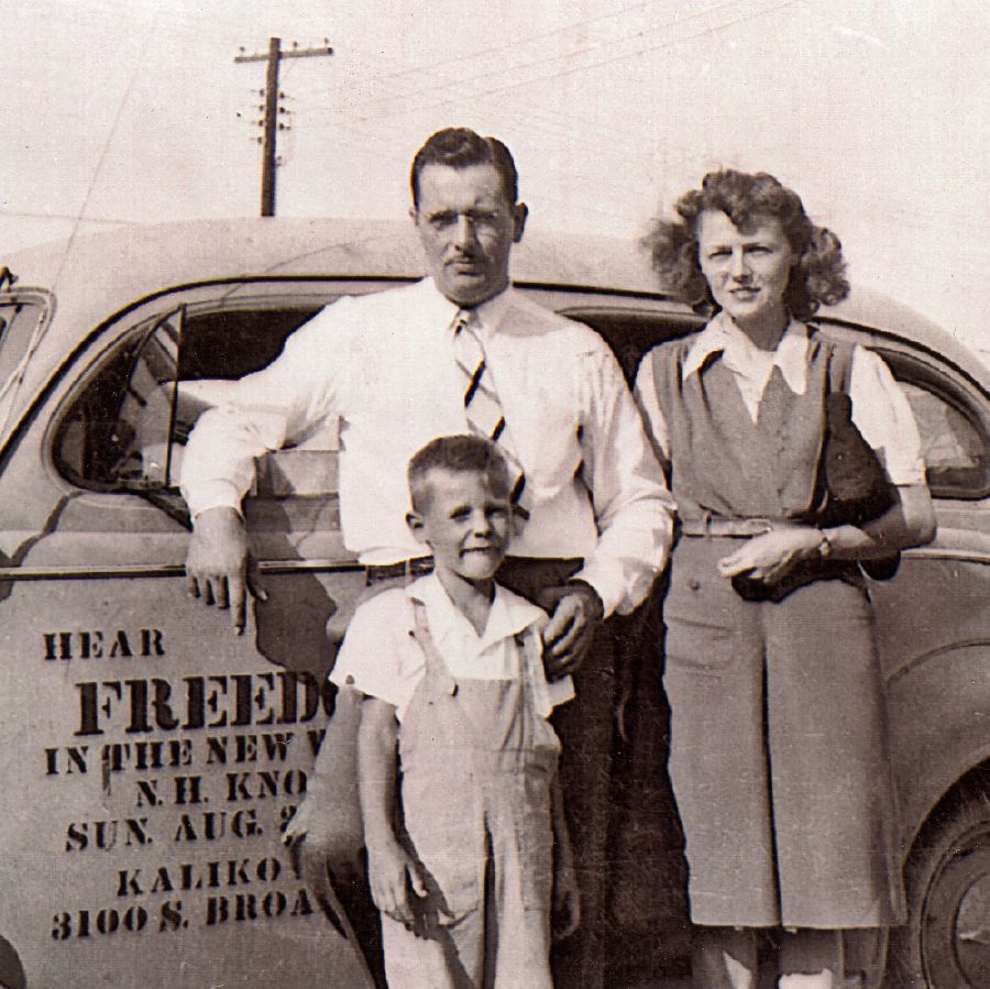 Thomas McLain koos vanematega 1940-ndatel