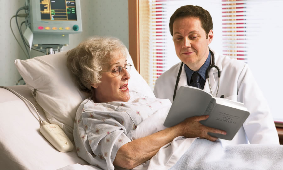 زنی مسيحی به پزشک خود در بيمارستان توضيح می‌دهد كه كلام خدا چه چيزی دربارهٔ خون گفته است