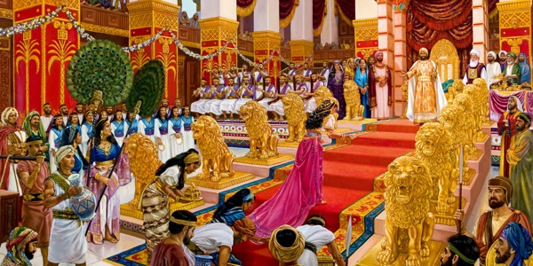 ملکه سبا به سلیمان پادشاه که کنار تخت سلطنتش است،‏ نزدیک می‌شود