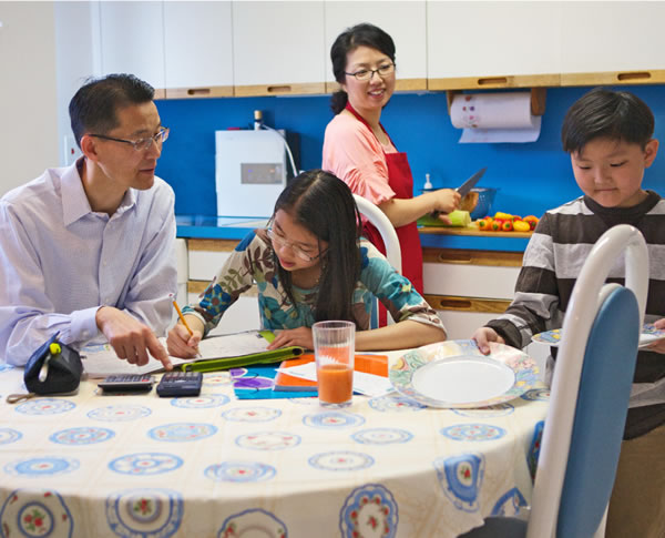 پدر و مادری كه در خانه به فرزندانشان كمک ميكنند