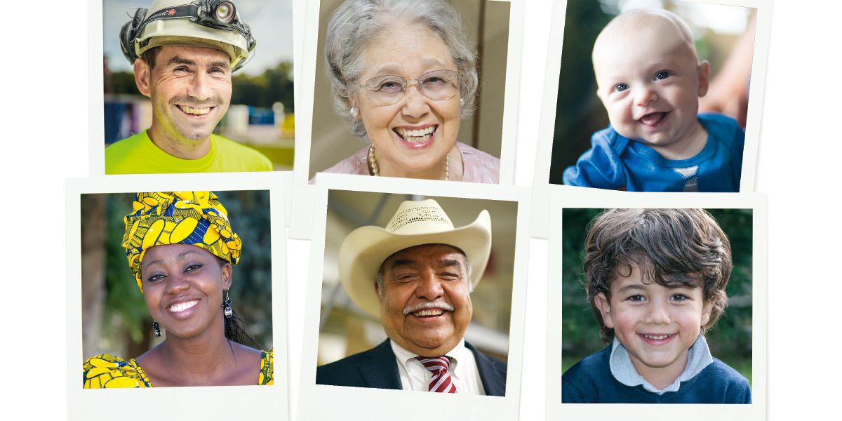 چهرهٔ خندان گروهی از مردم با سنين متفاوت و از نژادهای مختلف