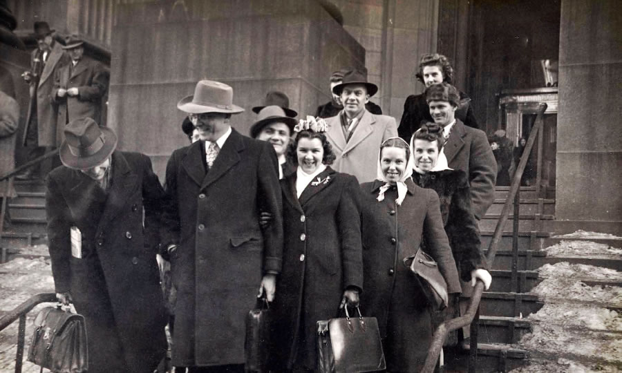 برادران و خواهران از جمله هايدن كِوينتن و گِلِن هاو خوشحال از ساختمان دادگاه خارج می‌شوند