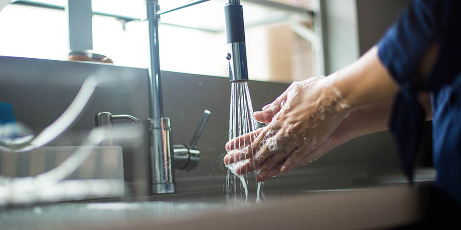 خانمی دستانش را با آب و صابون می‌شوید.‏