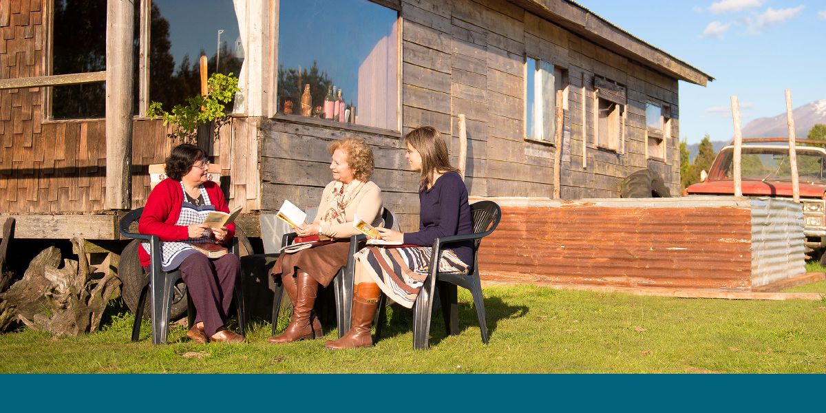دو خواهر در حال تدريس كتاب مقدّس در شيلی