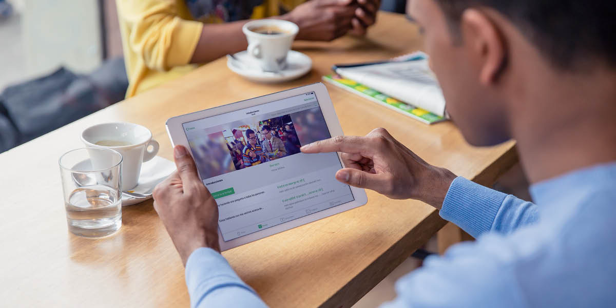 برادری در حال استفاده از اَپ JW Language