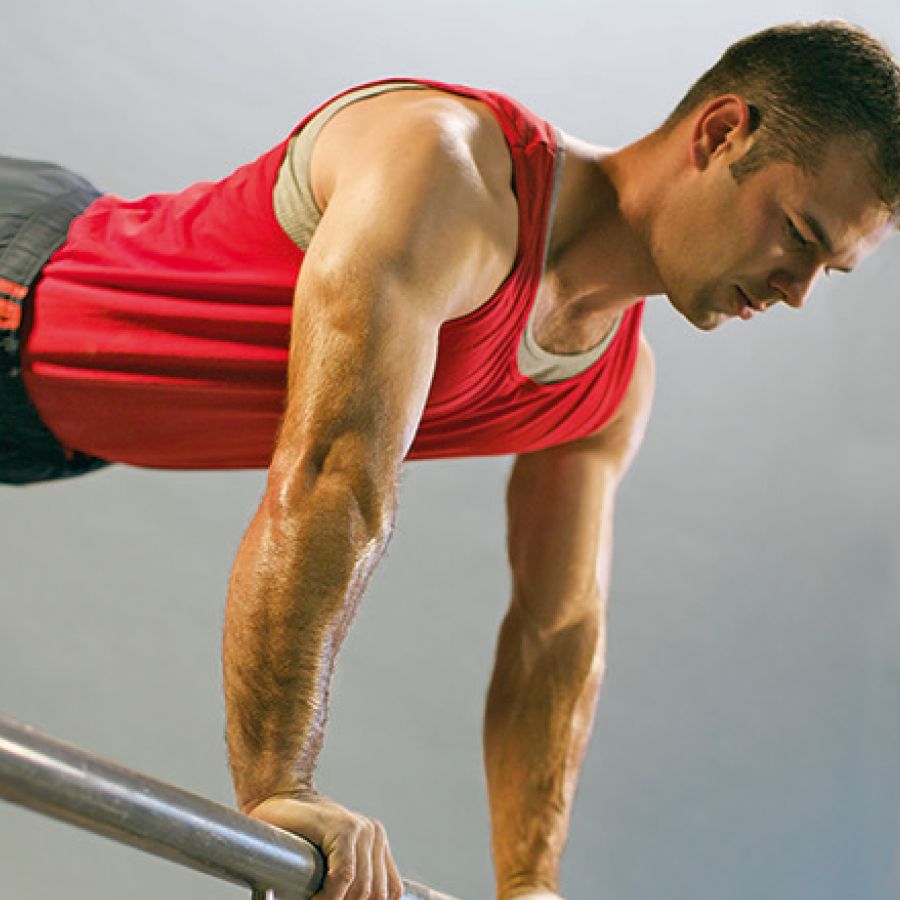 مردی در حال ورزش