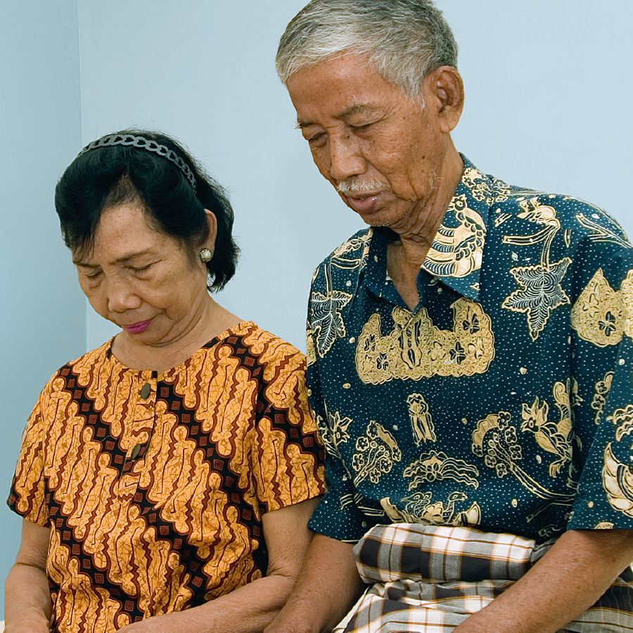 یک زوج در حال دعا کردن