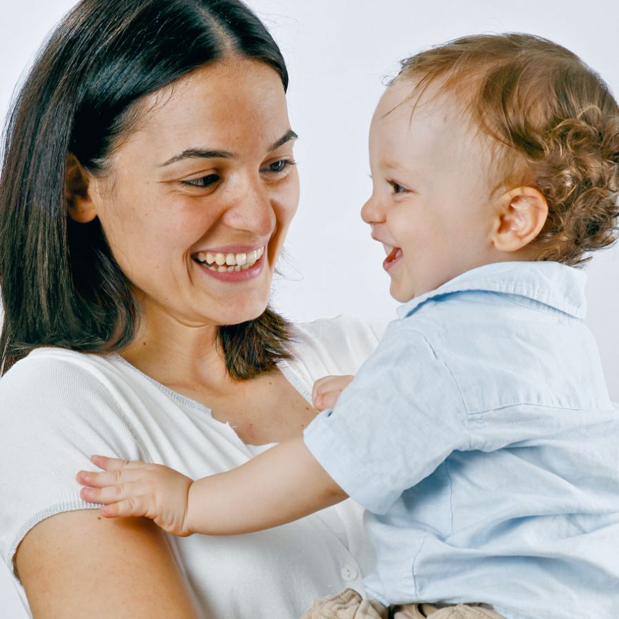 نوزادی در آغوش مادرش