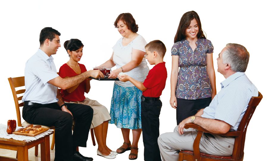 دوستانی از سنین مختلف دور هم جمع شده‌اند