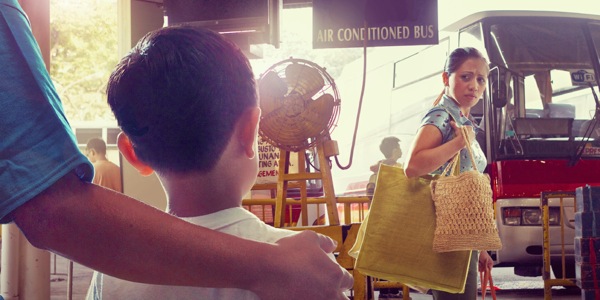 ماریلین در حال رفتن با ناراحتی به شوهرش جیمز و پسرش جیمی نگاه می‌کند