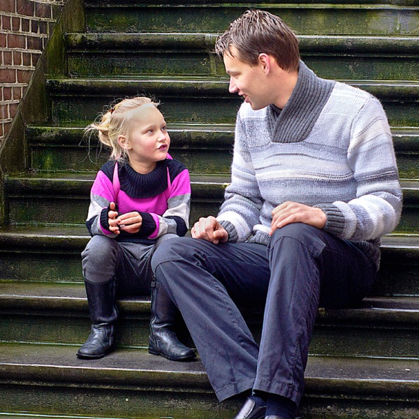 پدری به سخنان دختر کوچکش گوش می‌دهد