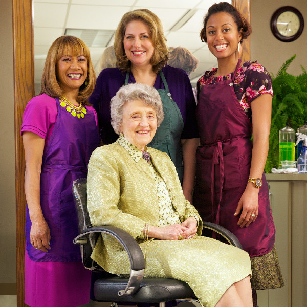 مِلیتا جَرِس و آرایشگران دیگر در آرایشگاه بیت‌ئیل