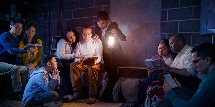 در منطقه‌ای که فعالیت شاهدان یَهُوَه محدود است،‏ گروهی از آنان در زیرزمینی تاریک جلسه‌شان را برگزار می‌کنند