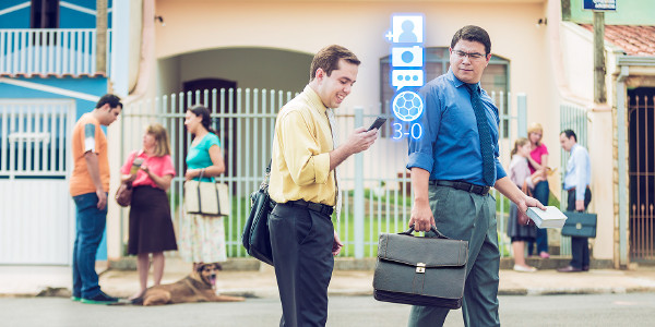 در خدمت موعظهٔ خانه‌به‌خانه برادری مسیحی تلفن همراهش را برای دیدن نتیجهٔ مسابقه‌ای ورزشی نگاه می‌کند