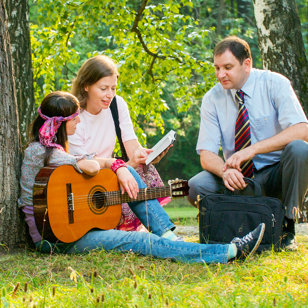 اینگا و میخائیل به خانمی موعظه می‌کنند