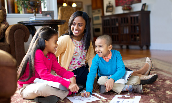 مادری با فرزندان خود وقت صرف می‌کند