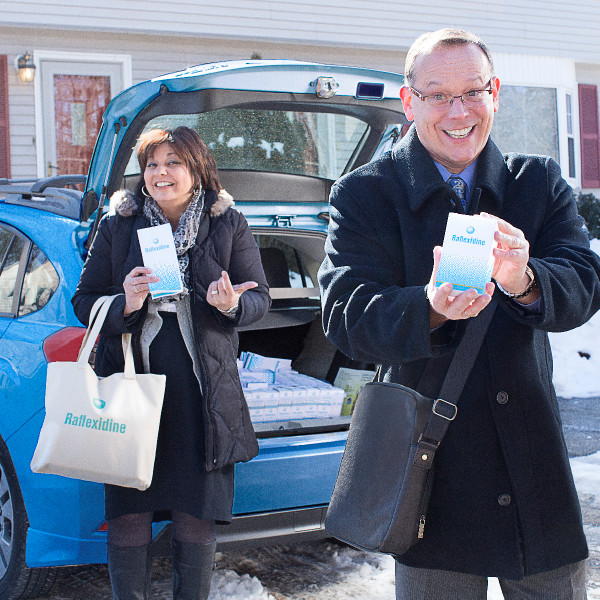 زوجی با شور و شوق نوعی مکمّل غذایی را تبلیغ می‌کنند