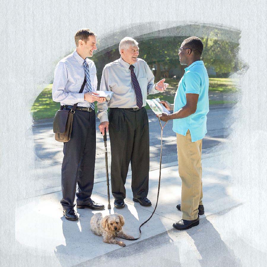 برادری جوان در خدمت موعظه با برادری مسن همكاری می‌كند