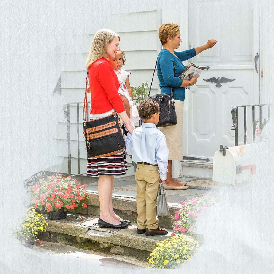 خواهری در خدمت موعظه به خواهری ديگر كه دو فرزند كوچک دارد كمک می‌كند