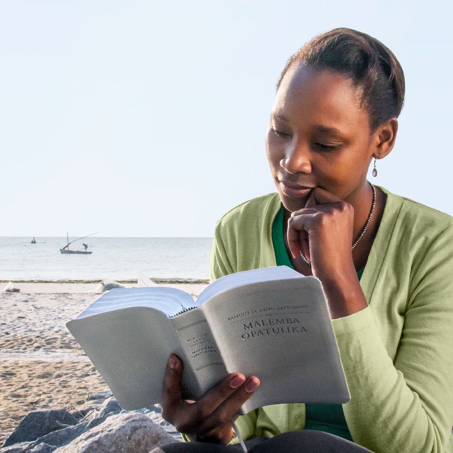 خانمی مشغول خواندن كتاب مقدّس 