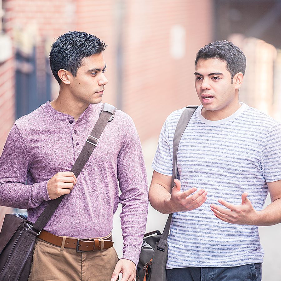 برادری مسيحی به دقت به سخنان برادری ديگر گوش می‌كند