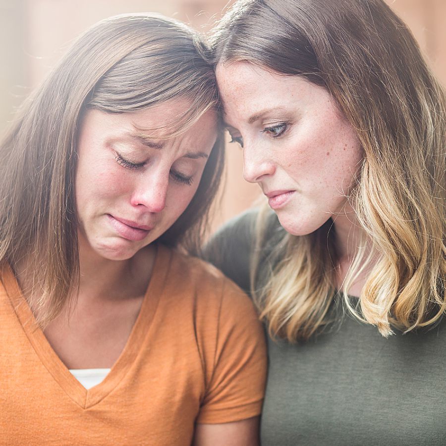 خواهری مسيحی با خواهری ديگر همدردی می‌كند