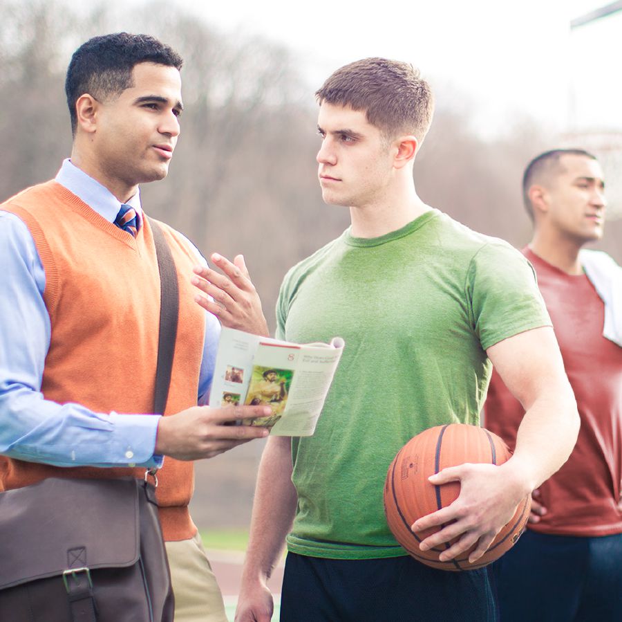 برادری خبر خوش پادشاهی را به مرد جوانی موعظه می‌كند