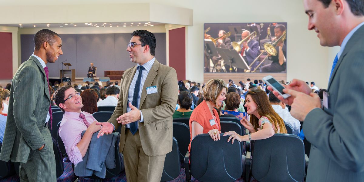 هنگام آغاز برنامهٔ كنگره و پخش موسيقی برخی به آن بی‌توجهند و به كارهای ديگر می‌پردازند