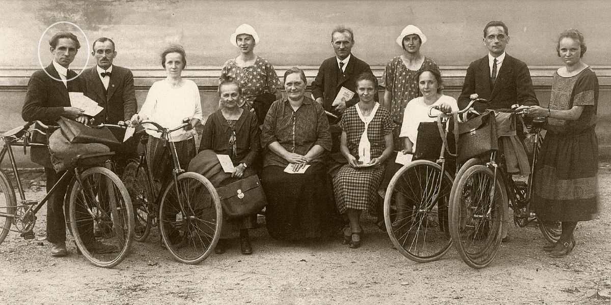 يوهانِس راوته به همراه گروهی پيش از موعظه