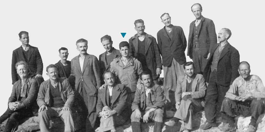 داميترياس سارَس همراه شاهدان تبعيدی در جزيرهٔ ماكرونيسوس