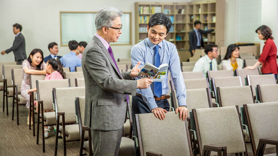 آن برادر جوان پند يک پير جماعت را می‌پذيرد.‏