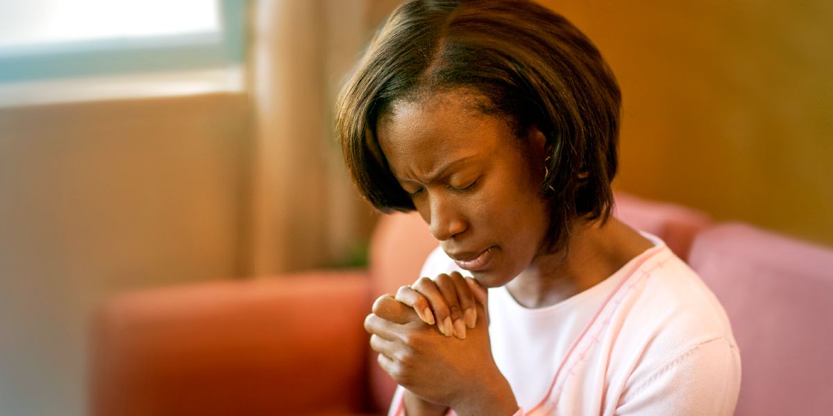 خانمی در حال دعا كردن