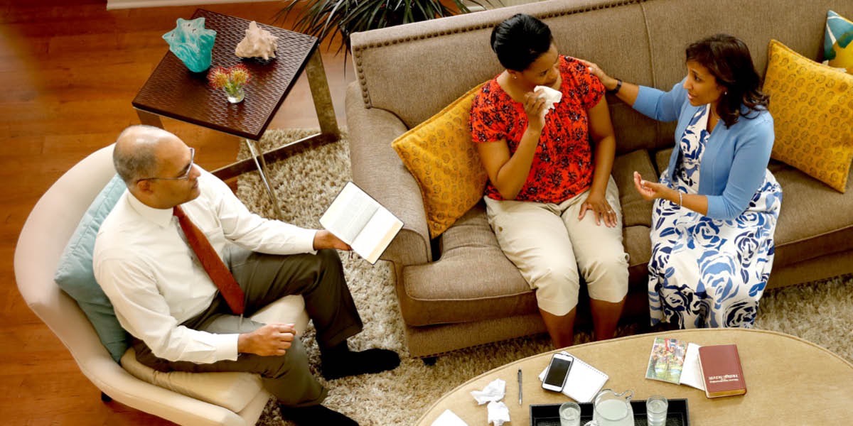 زوجی با استفاده از کتاب مقدّس به یک خانم دلگرمی می‌دهند