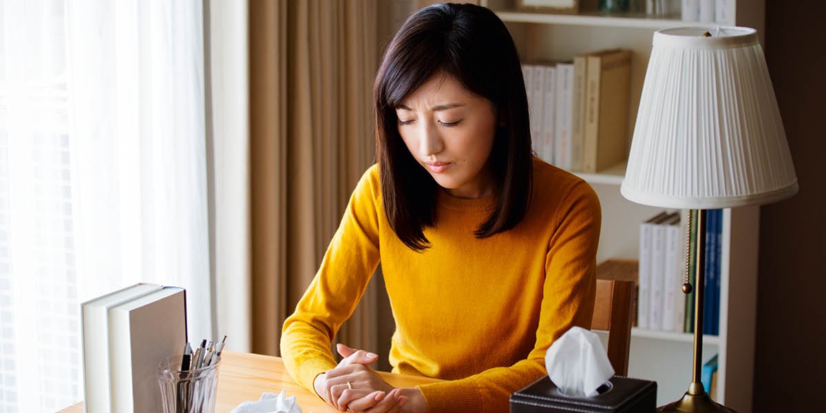 خانمی دعا می‌کند