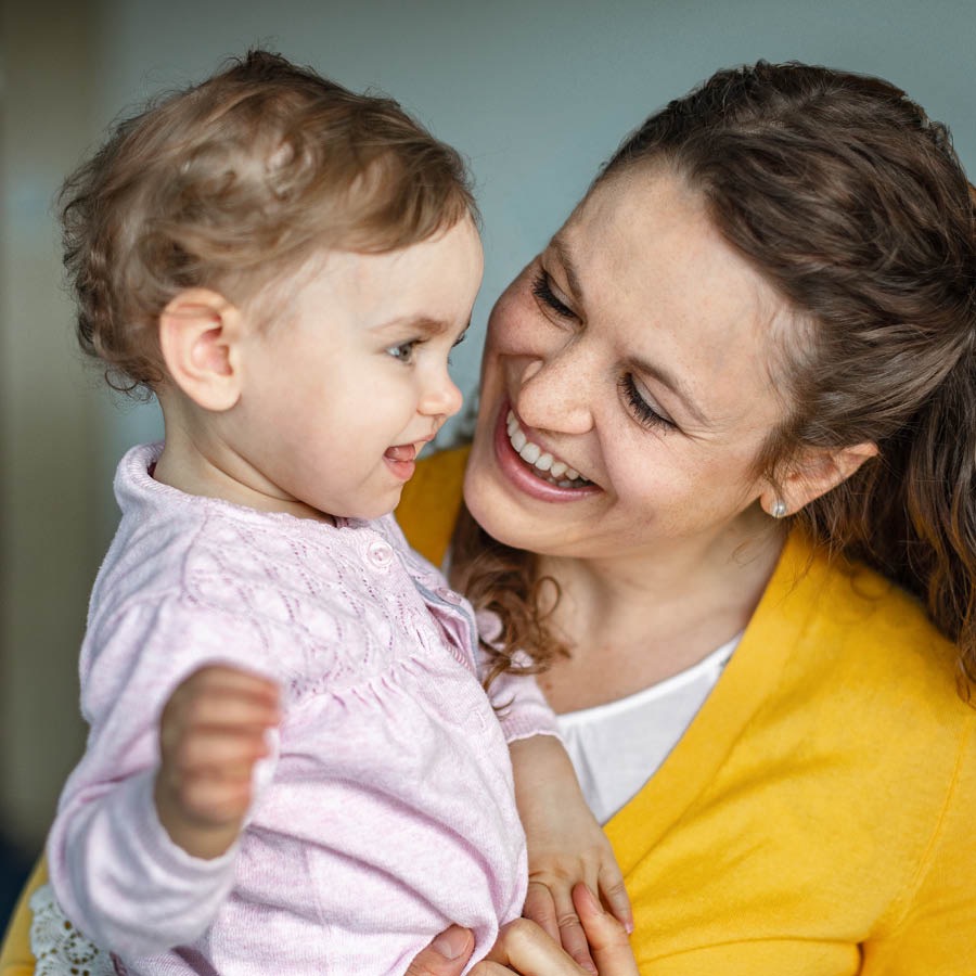 مادری فرزندش را در بغل گرفته است