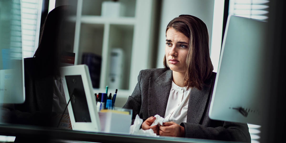 خانمی جوان در محل کار گریه می‌کند