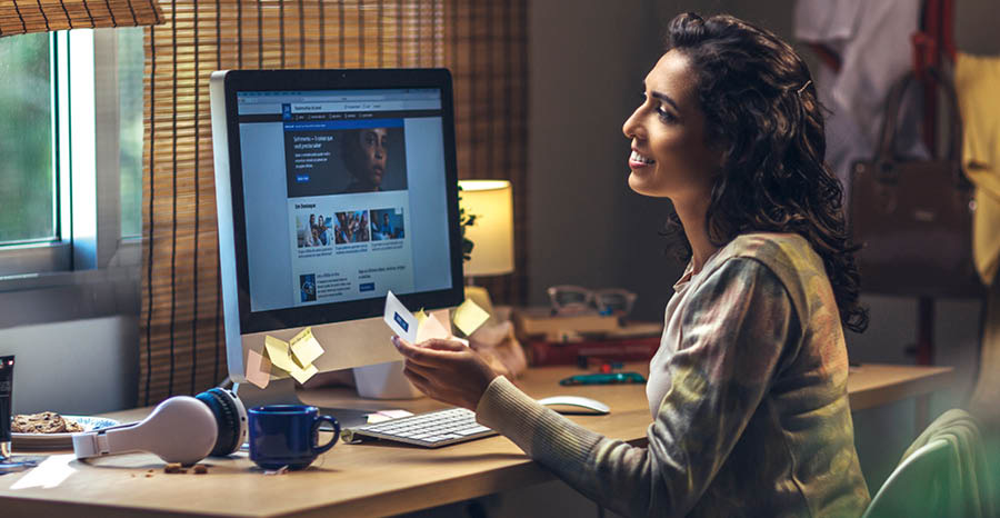 همان پرستار در خانه از وب‌سایت JW.org دیدن می‌کند.‏