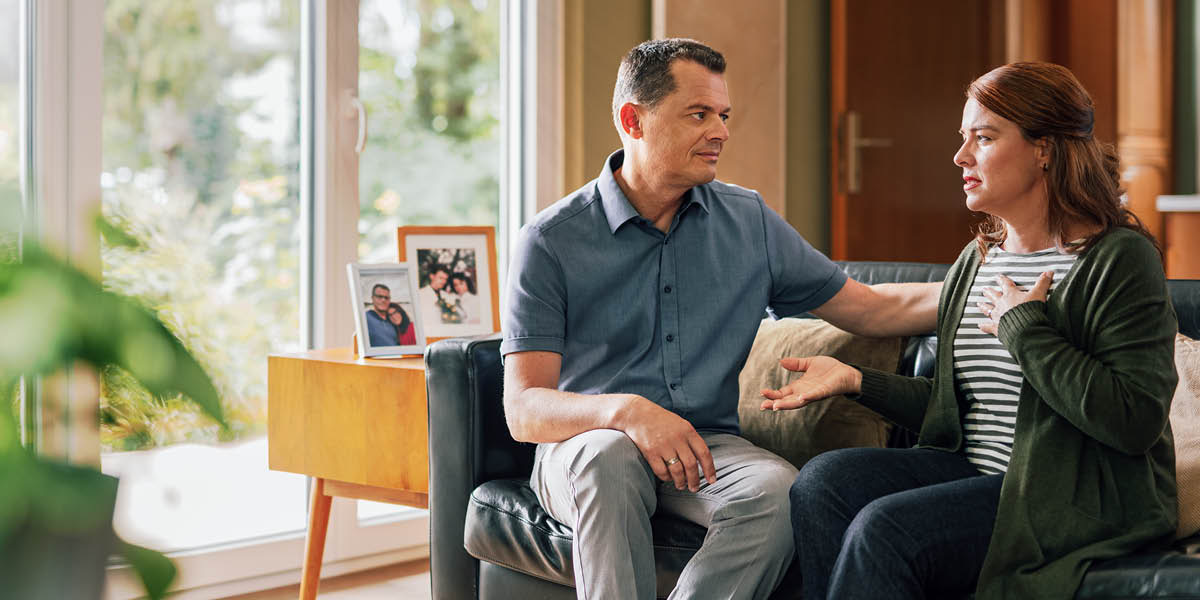 شوهری با دقت به حرف‌های همسر پریشانش گوش می‌کند.‏ 