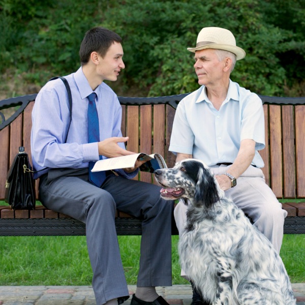 Jehovan todistaja saarnaa puistossa