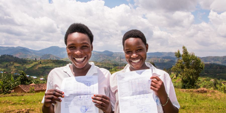 Kaksi ruandalaista todistajaoppilasta ovat iloisia saadessaan palata kouluun