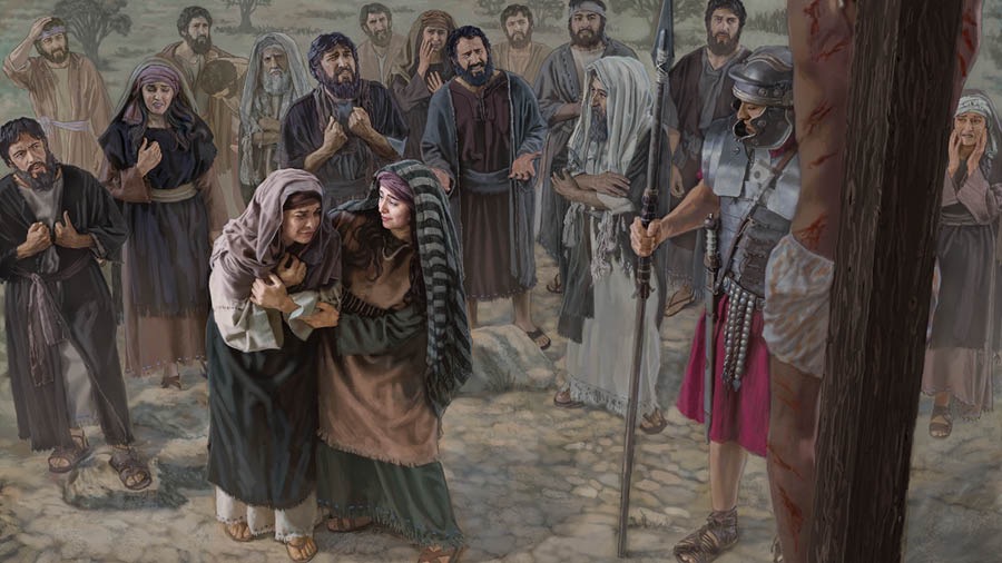 Au pied du poteau de supplice auquel Jésus est attaché, Marie de Magdala console Marie, la mère de Jésus. Non loin se tiennent des hommes, des femmes et un soldat romain.