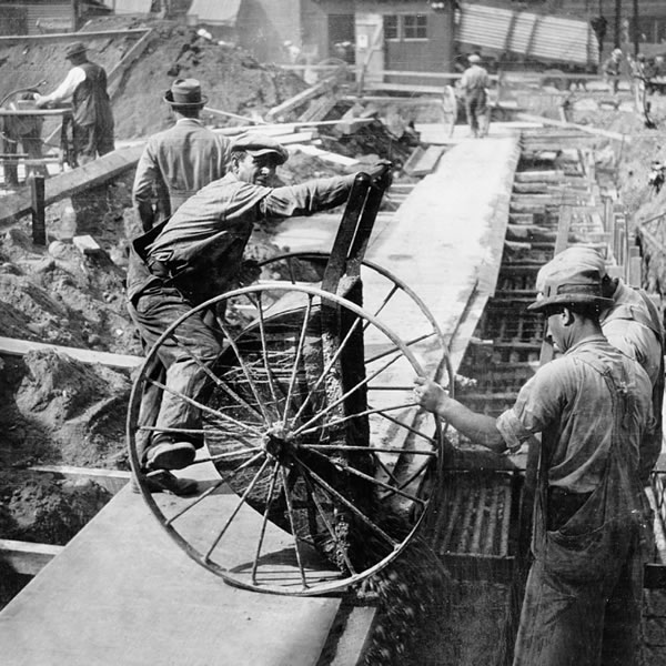 Des hommes construisent une imprimerie à Brooklyn en 1927