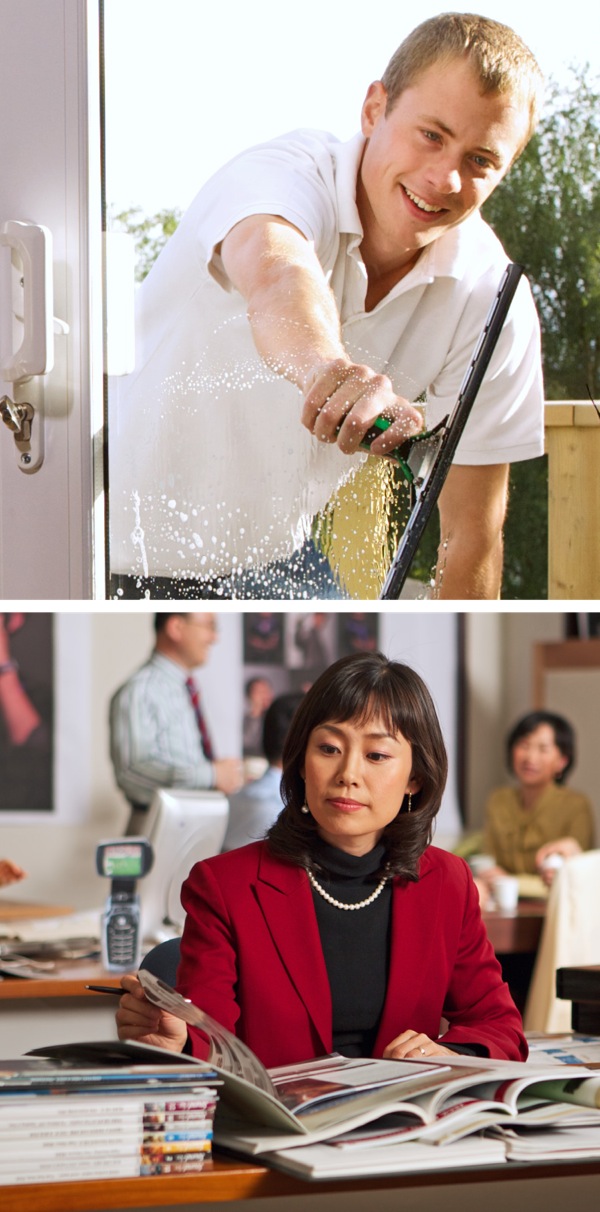 Un homme en train de laver une vitre et une femme en train de travailler dans un bureau