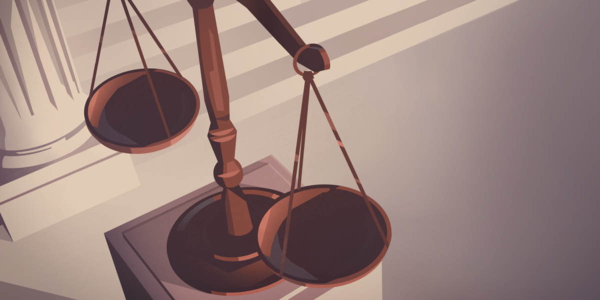 Une femme regarde une balance, symbole de la justice, qui est posée sur une grande colonne.