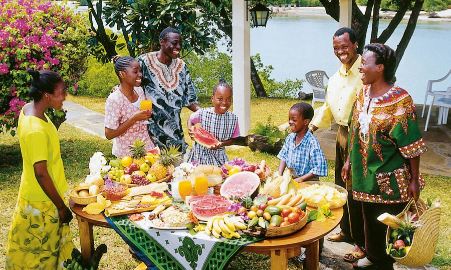 Des gens prennent un repas ensemble dans le Paradis