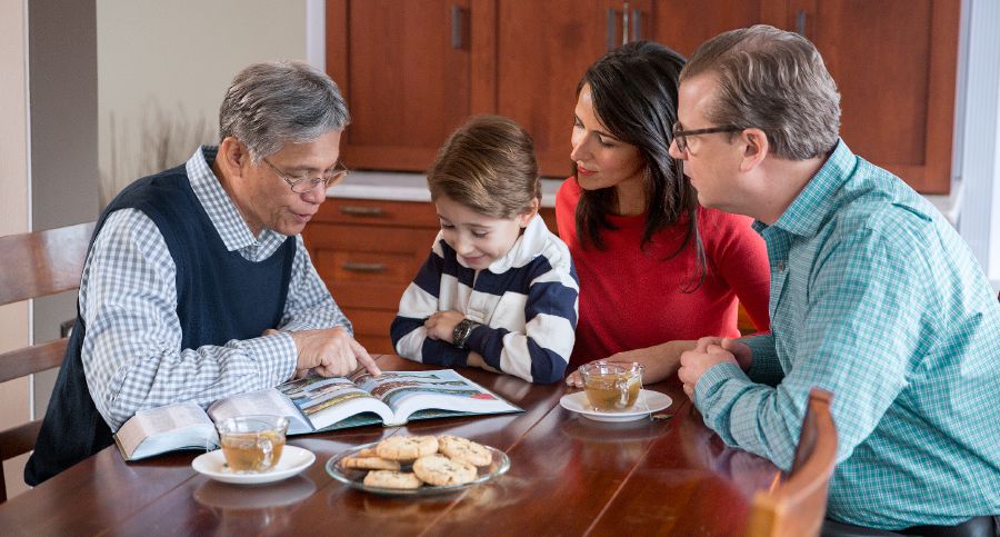 Un frère âgé racontant des faits encourageants à une famille